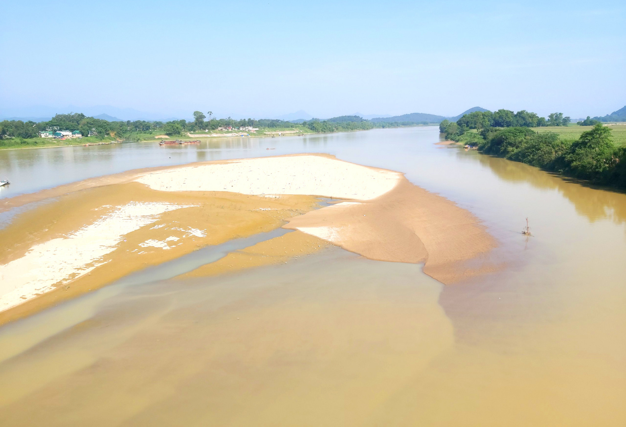 Mực nước sông Lam xuống thấp khiến việc bơm nước lên các cánh đồng gặp nhiều khó khăn - Ảnh: Phan Ngọc