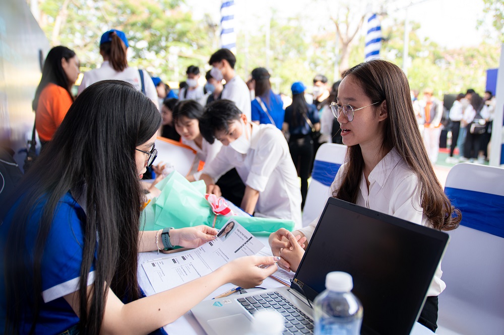 Sinh viên HUTECH được doanh nghiệp đánh giá cao khi tham gia phỏng vấn tại Ngày hội việc làm khối ngành Kinh tế 2023 vừa qua - Ảnh: HUTECH