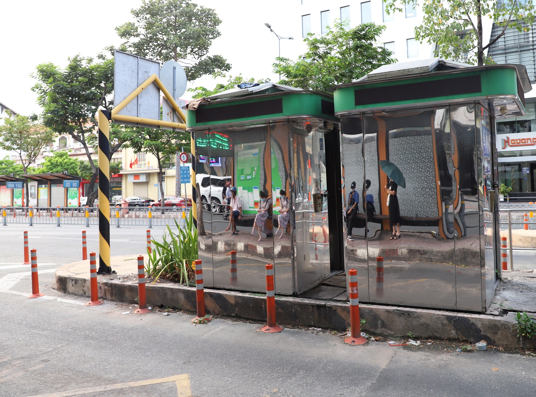 Nhà vệ sinh cộng cộng tại bến xe buýt Sài Gòn, đường Hàm Nghi, quận 1 (TP.HCM)