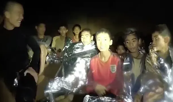 Đoạn video do Lực lượng Đặc nhiệm Hải quân Thái Lan thực hiện cho thấy một số thành viên của đội bóng Lợn rừng trong một phần của hang Tham Luang ở Thái Lan. Ảnh: SEALs Hải quân Thái Lan / Getty Images