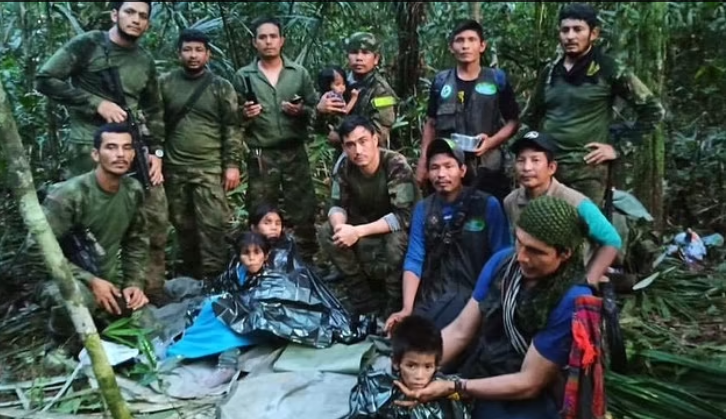 Quân nhân Colombia giúp đỡ bốn đứa trẻ sống sót sau 40 ngày trong rừng rậm Amazon sau khi máy bay của chúng bị rơi. Ảnh: Cơ quan Anadolu/Getty Images