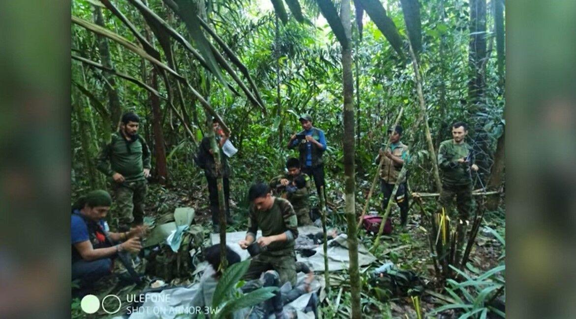 Nhóm trẻ em được các binh sĩ tìm thấy và giải cứu  sau hơn 1 tháng lang thang trong rừng rậm - Ảnh: Twitter/ Fuerzas Miliatres de Colombia