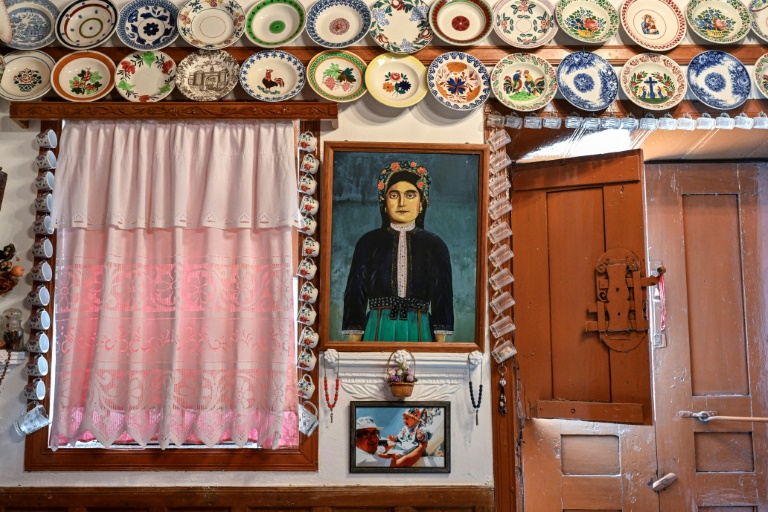 Phong cách trang trí bên trong một ngôi nhà của người dân ở làng Olympos - Ảnh: Louisa GOULIAMAKI
