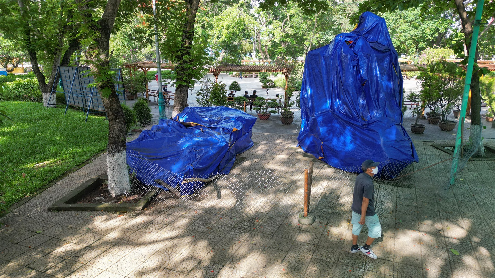 2 bức tượng được đặt tại công viên Phú Lâm (quận 6, TPHCM) suốt nhiều năm qua - Ảnh: Hữu Chánh