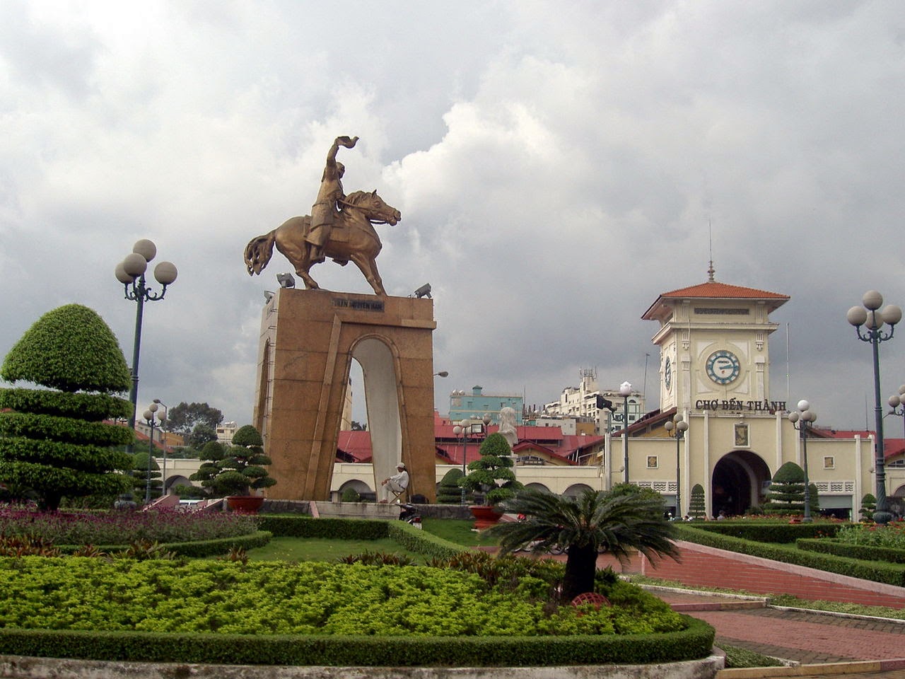 Tượng Trần Nguyên Hãn đặt ở trước cổng chợ Bến Thành, được chuyển về công viên Phú Lâm vào năm 2014 để phục vụ xây metro