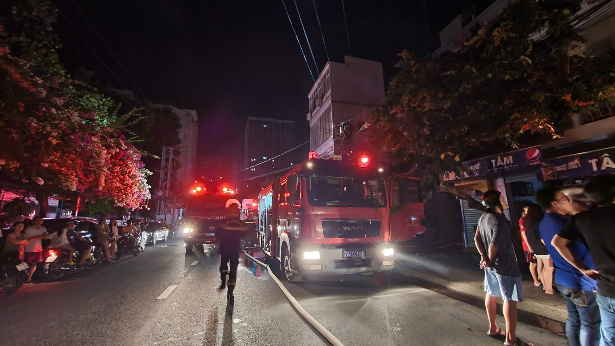 Lực lượng phòng cháy chữa cháy và cứu hộ, cứu nạn có mặt tại hiện trường để dập tắt đám cháy, cứu các nạn nhân