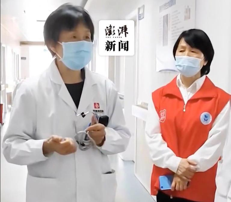 Bác sĩ Li Ying đã có một cuộc thảo luận với gia đình của cậu học sinh.