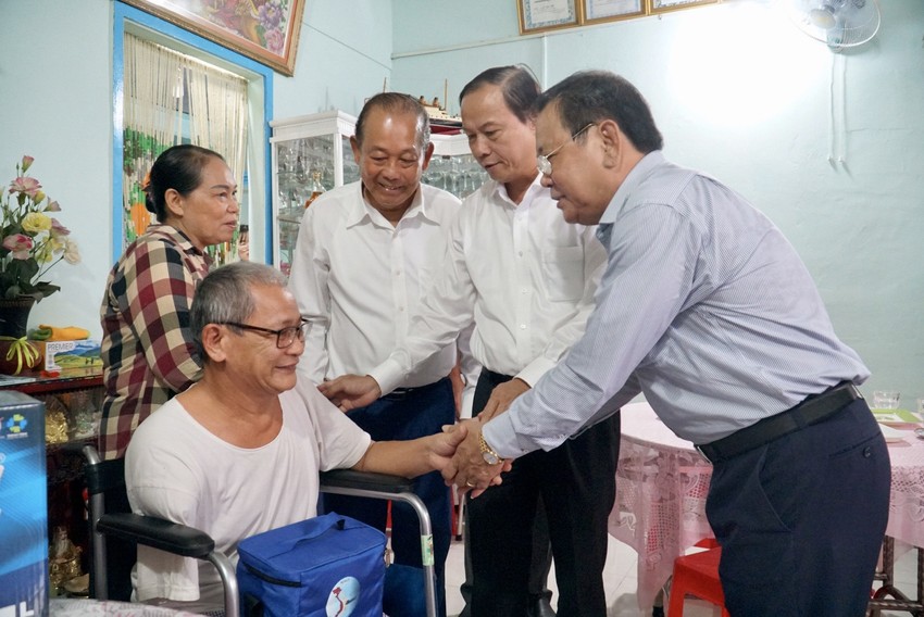 Ông Trương Hòa Bình, nguyên Ủy viên Bộ Chính trị, nguyên Phó Thủ tướng Thường trực (đứng thứ ba từ phải) trao quà cho các ngư dân có hoàn cảnh khó khăn tại Bà Rịa - Vũng Tàu