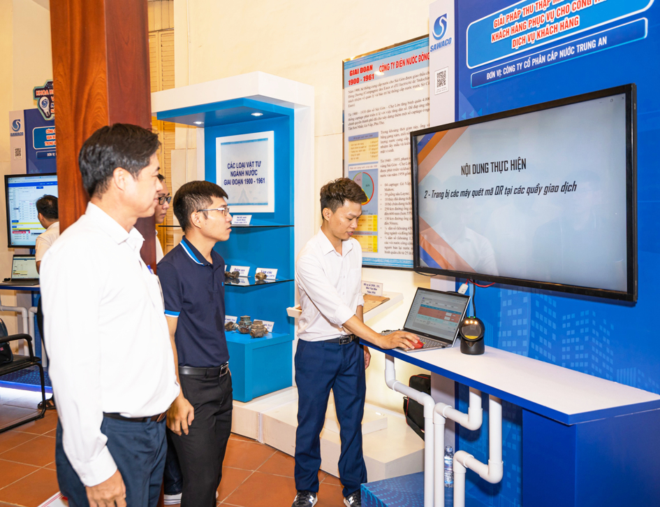 Đại diện Cấp nước Trung An giới thiệu giải pháp ứng dụng sáng tạo quét mã QR tại tuần lễ Khoa học công nghệ và sáng tạo do Tổng công ty Cấp nước Sài Gòn tổ chức