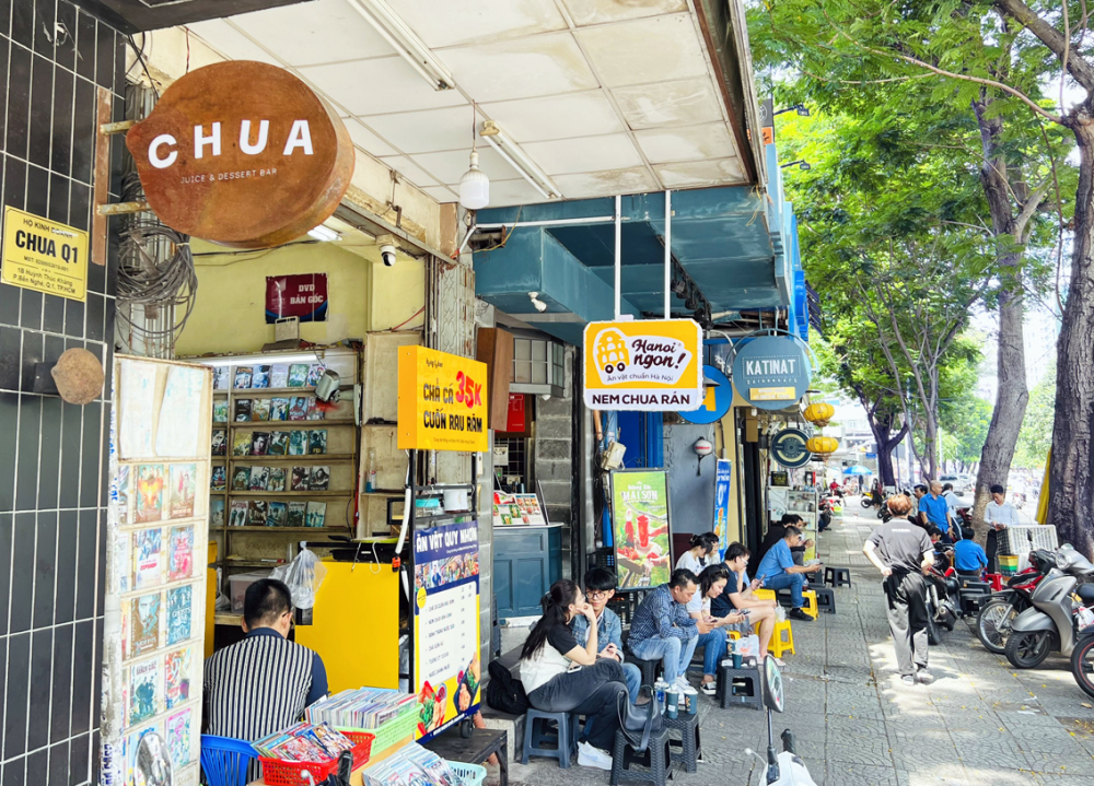 Đường Huỳnh Thúc Kháng, quận 1 có nhiều điểm kinh doanh cà phê thương hiệu nhượng quyền - ẢNH: Q.T.
