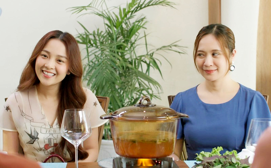 Trong hầu hết bộ phim Việt hiện nay nếu có cảnh ăn uống thì diễn viên cũng chỉ gắp thức ăn chiếu lệ (trong ảnh:  Một cảnh trong phim Hoa vương)