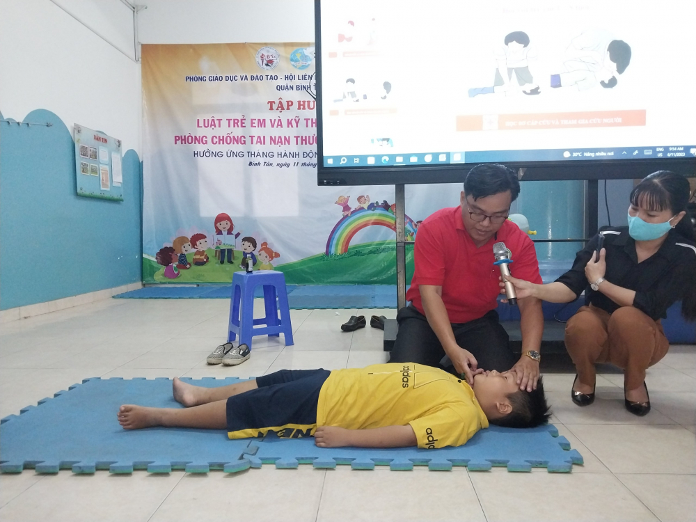 Ông Phan Phú Hiển thị phạm các bước hồi sinh tim phổi cho trẻ em. 