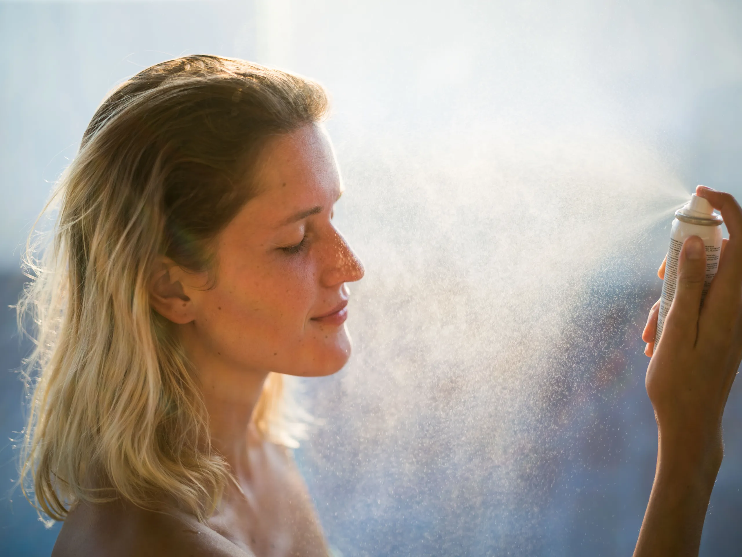 Xịt khoáng dưỡng ẩm cho da mặt Một ngày nắng và nước mặn chắc chắn sẽ khiến làn da của bạn bị khô hoàn toàn, và xịt khoáng dưỡng ẩm cho mặt là một cách dễ dàng để cung cấp độ ẩm cho da mà không gây cảm giác bết dính (hoặc rắc rối) khi mang theo kem dưỡng ẩm. Hãy tìm loại có các thành phần như axit hyaluronic và lô hội, và xịt một lần mỗi khi bạn thoa lại kem chống nắng.