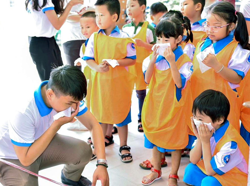 Được thực hành kỹ năng thoát khỏi đám cháy, các bé có thể ứng phó với sự cố cháy nổ - Ảnh: Trung tâm đào tạo kỹ năng sống Ý Tưởng Việt