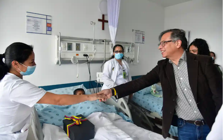 Tổng thống Colombia Gustavo Petro đến bệnh viện thăm các em bé được tìm thấy sau 40 ngày mất tích trong rừng Amazon - 