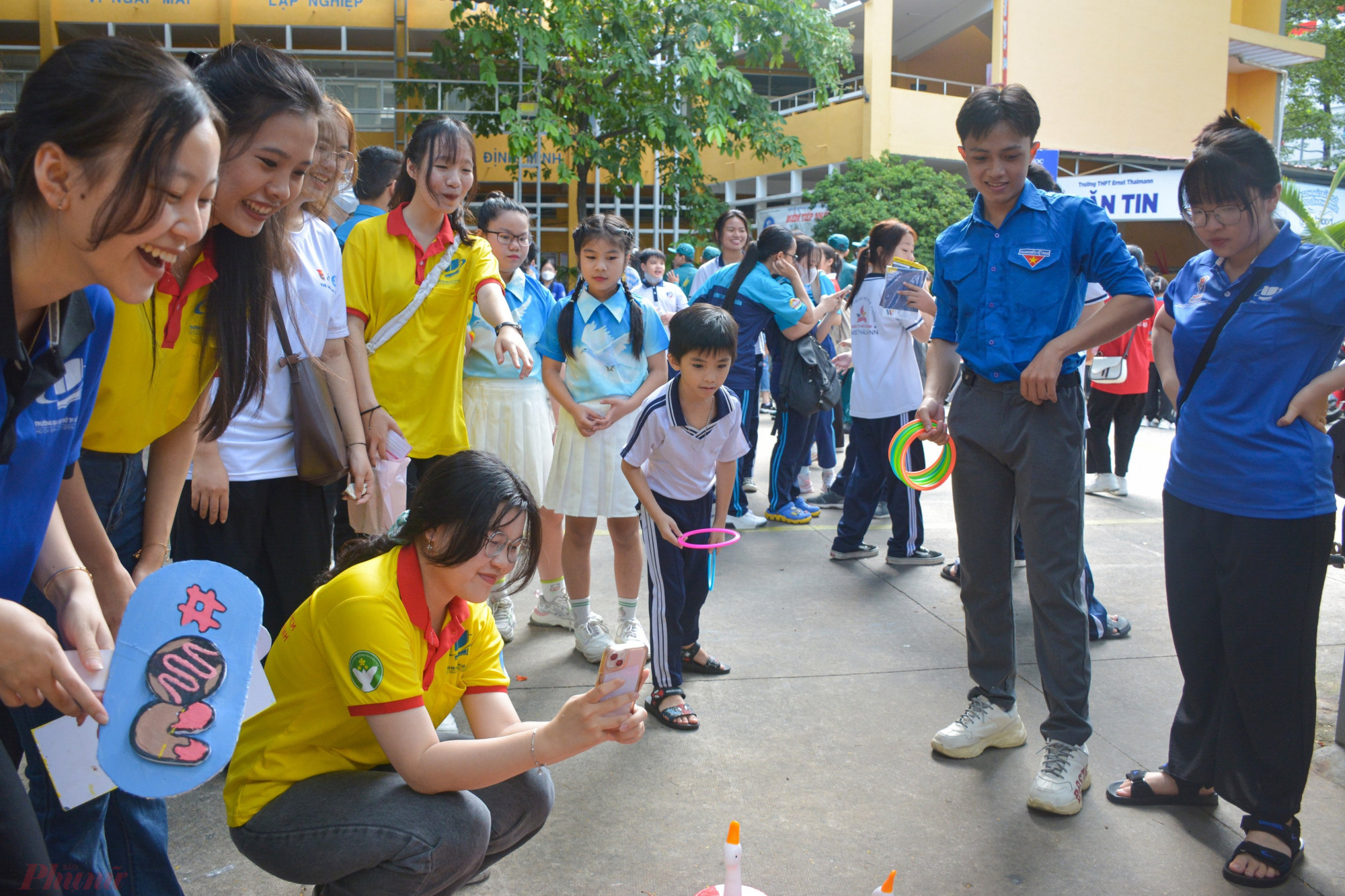 Ngoài ra, các chiến sĩ tình nguyện còn chung tay thực hiện một số sân chơi và các hoạt động thăm khám sức khỏe răng miệng cho thiếu nhi có hoàn cảnh khó khăn trên địa bàn quận 1.