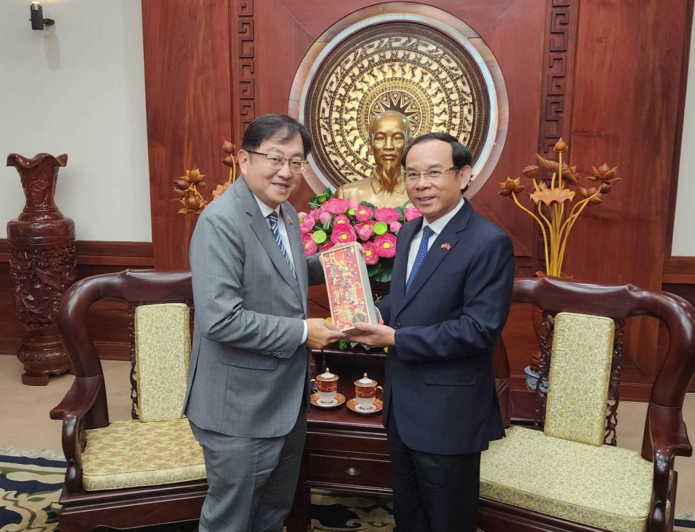 Bí thư Nguyễn Văn Nên gửi tặng món quà lưu niệm đến Đại sứ Dato' Tan Yang Thai 