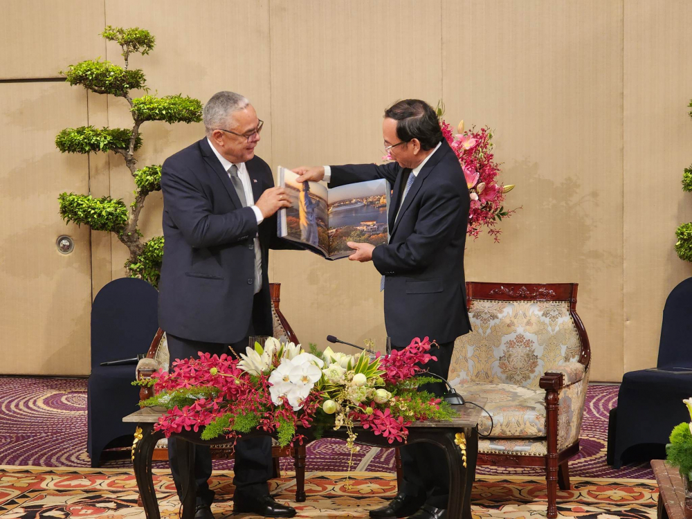 Ông Luis Antonio Torres Iríbar gửi tặng quyển sách về những nét đẹp của thủ đô La Habana và gửi lời mời phái đoàn TPHCM sớm đến thăm Cuba trong tương lai