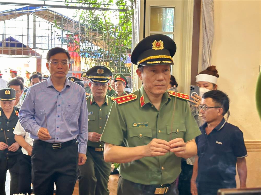  Bí thư Tỉnh ủy Đắk Lắk Nguyễn Đình Trung cùng đoàn công tác Bộ Công an đến thăm viếng các cán bộ, chiến sĩ công an xã hi sinh