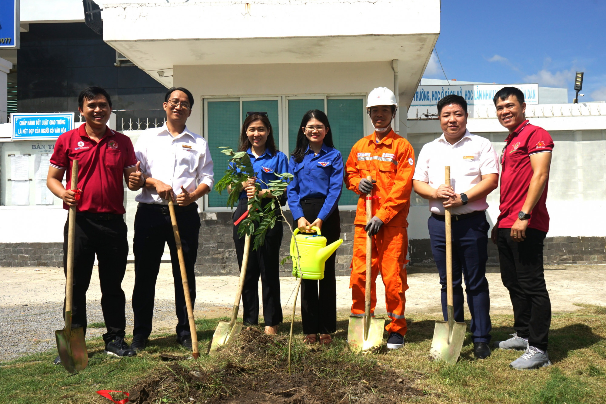 Phó tổng giám đốc EVNHCMC Luân Quốc Hưng (thứ 2 từ bên phải), Bí thư Đoàn EVNHCMC (bìa trái) cùng cán bộ đoàn huyện Nhà Bè trồng cây tặng Trường tiểu học Nguyễn Việt Hồng, huyện Nhà Bè - Ảnh: EVNHCMC