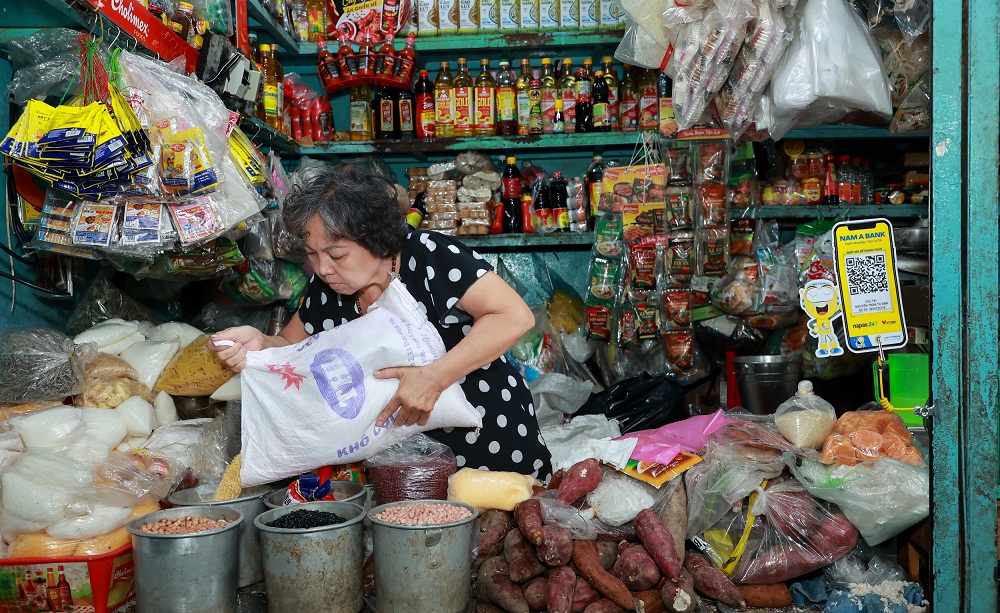 Quầy hàng đồ khô tại chợ Tân Định - TPHCM được trang bị mã QR để người mua dễ dàng thanh toán - Ảnh: Nam A Bank