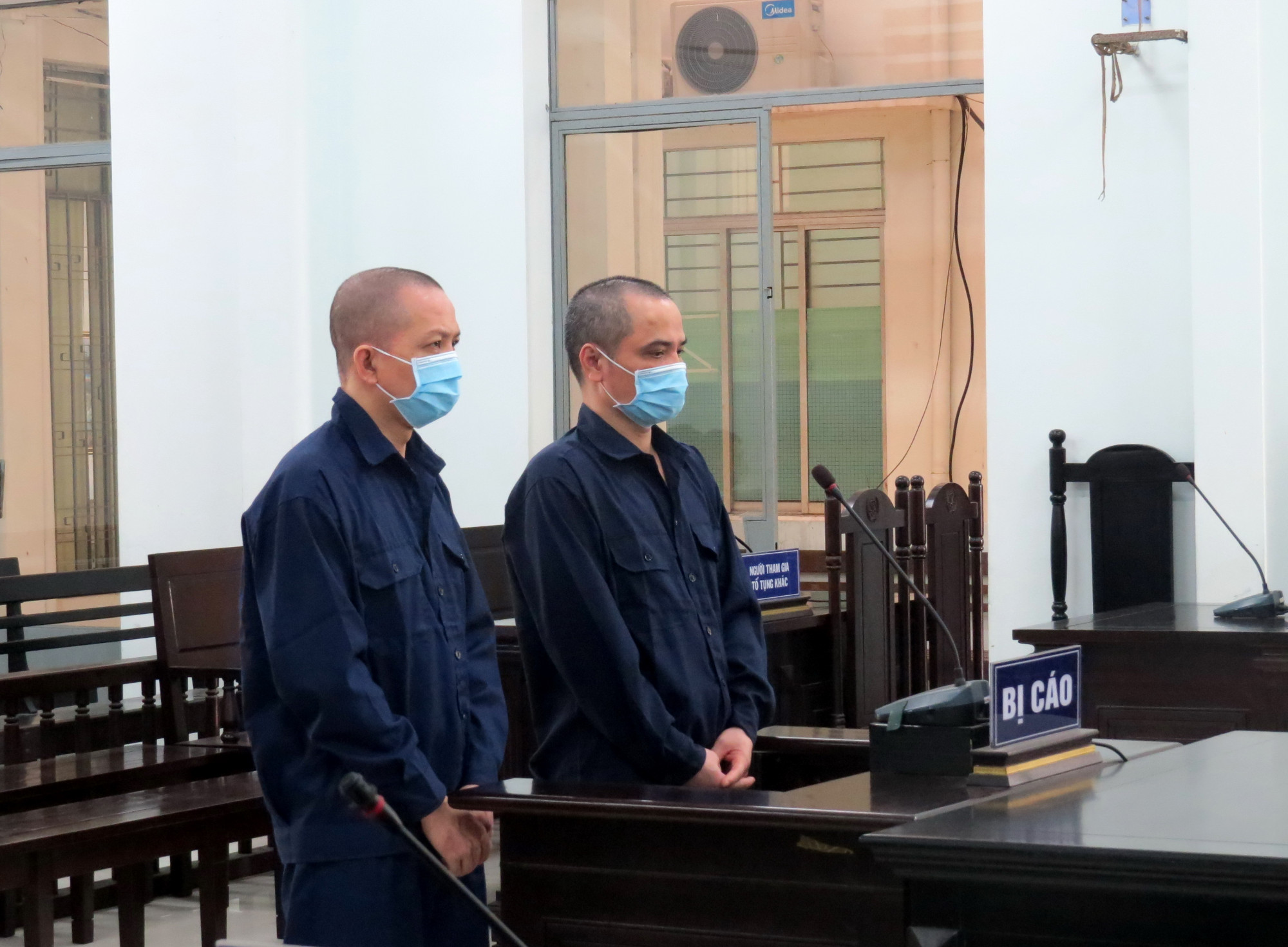 Hai bị cáo Nguyễn Chí Uy (bên phải) và Đào Trung Dũng tại phiên tòa sáng 12/6