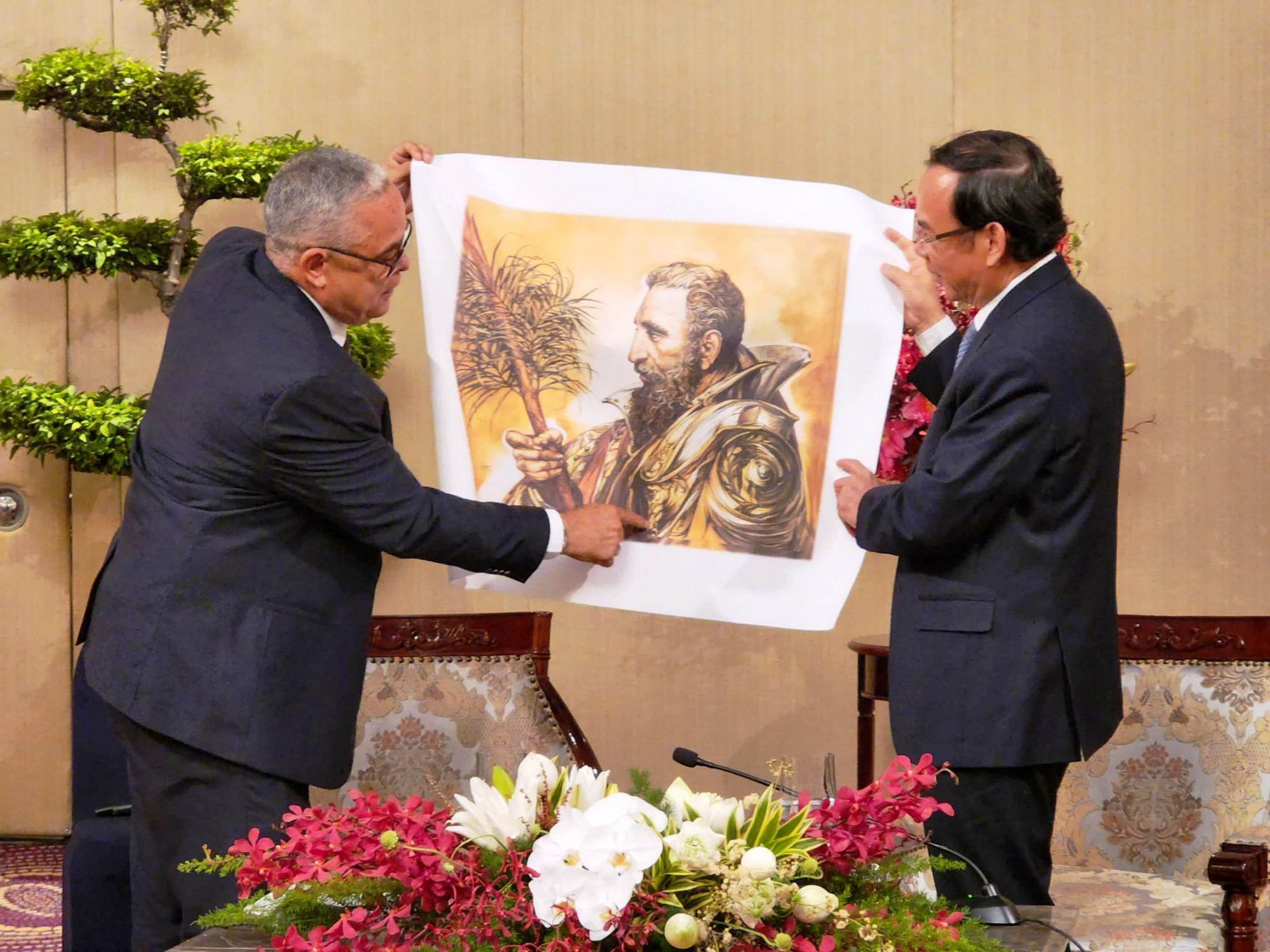 Đáng chú ý nhất là bức tranh về chủ tịch Fidel Castro trong hình ảnh một vị hiệp sĩ, được phái đoàn Cuba cẩn thận đem đến từ nửa vòng Trái đất, để trao tận tay cho lãnh đạo TPHCM
