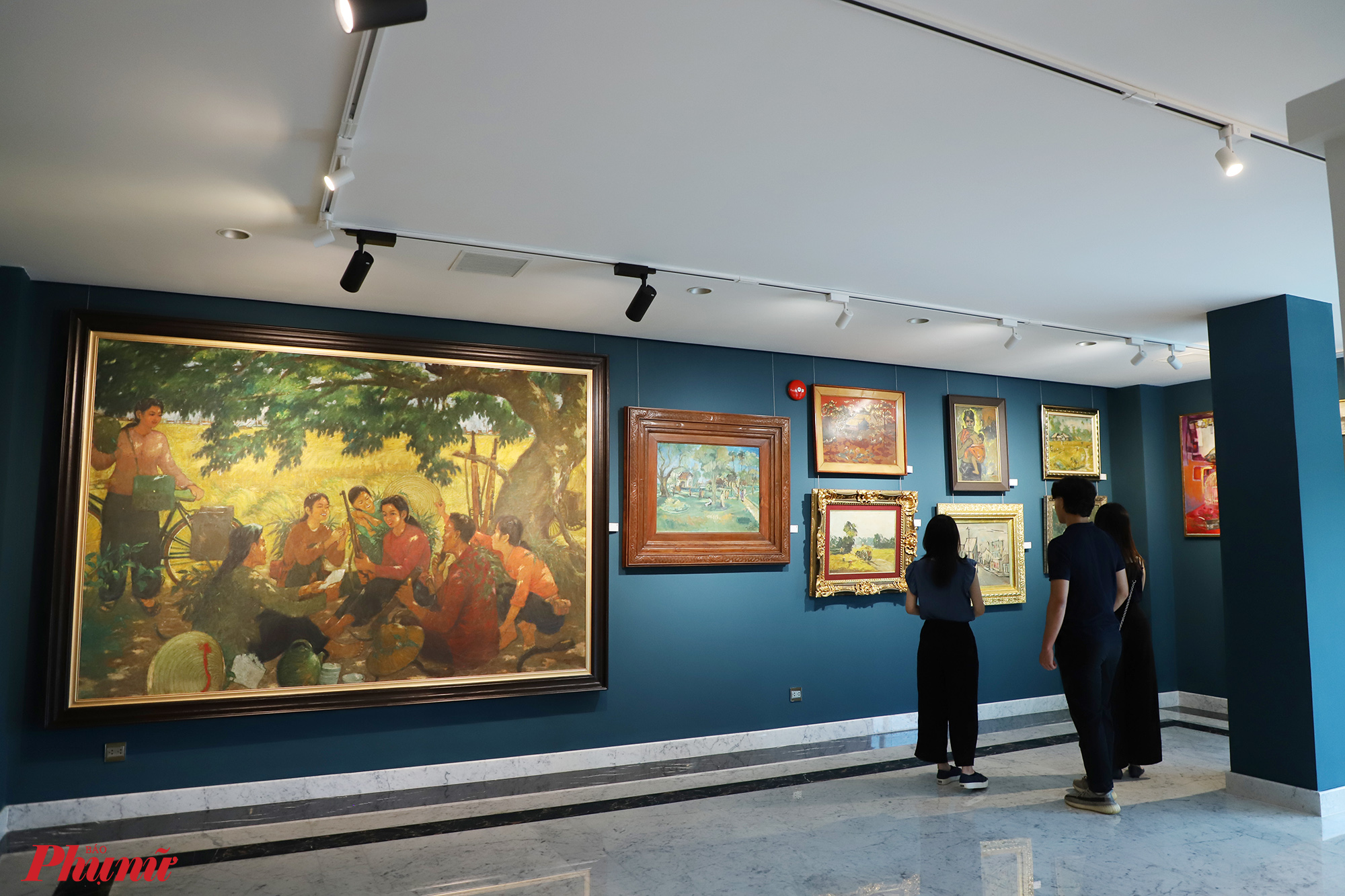 Trong bảo tàng có nhiều tác phẩm với kích thước lớn. Bức tranh Đọc thư tiền phương được hoạ sĩ Nguyễn Hiêm vẽ năm 1964. Tranh vẽ cảnh nhận thư tiền phương từ thời chiến tranh chống Mỹ 