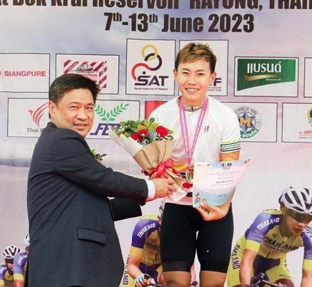 Nguyễn Thị Thật trên bục nhận Huy chương Vàng giải vô địch xe đạp đường trường châu Á 2023 - ẢNH: T.L.