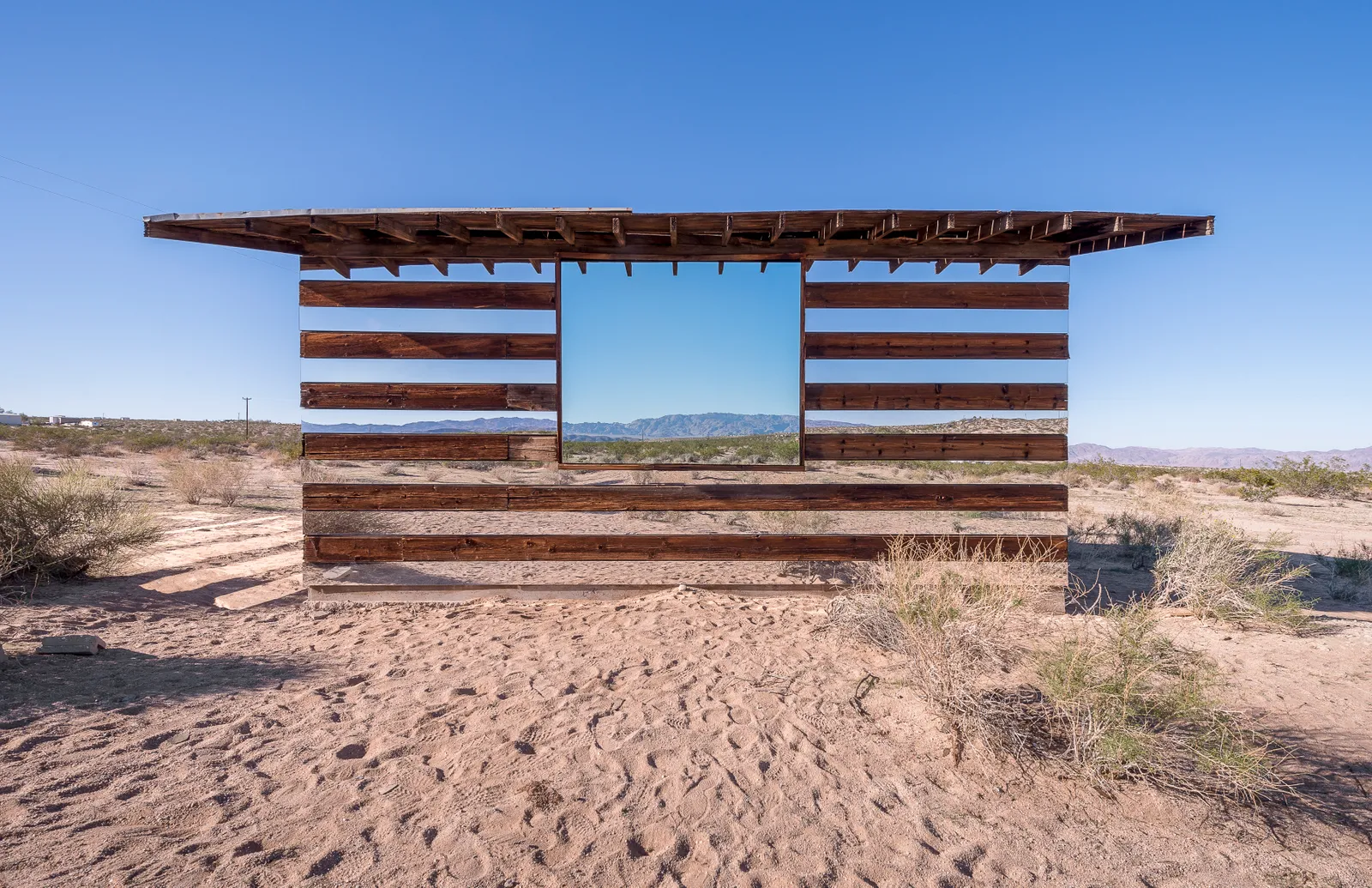 Lucid Stead (Joshua Tree, California)Cơ sở của Lucid Stead, một túp lều khiêm tốn của chủ nhà, đã tồn tại khoảng 70 năm trước khi Philip K. Smith III, một nghệ sĩ người Mỹ bước vào. Sử dụng đèn LED, gương và thiết bị điện tử tùy chỉnh, ngôi nhà thay đổi cả về màu sắc và độ phản chiếu suốt ngày. Bằng cách duy trì khung gỗ của căn lều ban đầu và sử dụng gương làm điểm nhấn, ngôi nhà trông trong mờ.