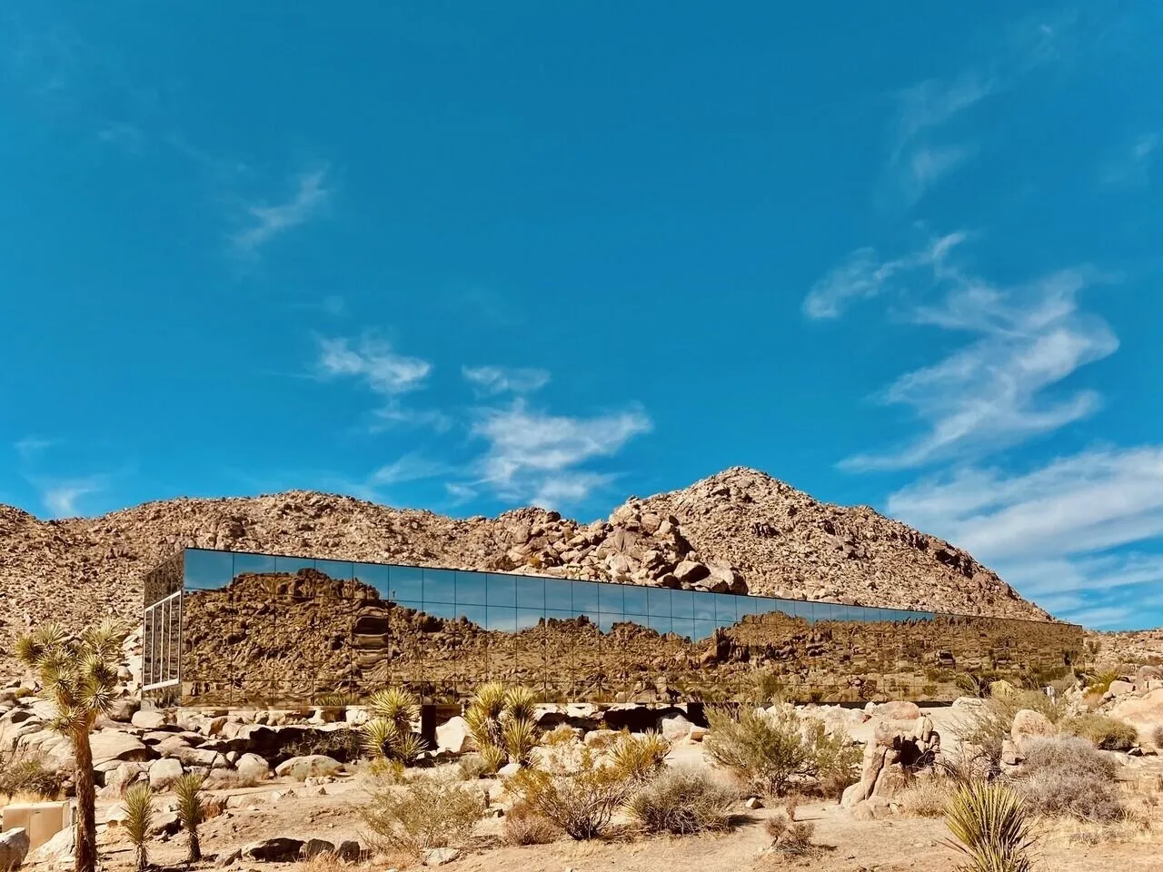 The Invisible House (Joshua Tree, California)Có lẽ là một trong những ngôi nhà gương nổi tiếng nhất trên thế giới—một phần nhờ có nhiều du khách là người nổi tiếng trong những năm qua—Ngôi nhà vô hình ở Joshua Tree được thiết kế bởi Tomas Osinski và chủ nhân đầu tiên của nó, Chris Hanley. Bên ngoài, mặt tiền phản chiếu sa mạc Mojave xung quanh, trong khi các bức tường bên trong được xây dựng bằng kính, mang đến tầm nhìn vô tận cho du khách. Ngoài hình dạng và ngoại thất độc đáo, ngôi nhà còn có một hồ bơi trong nhà dài 100 foot. Tài sản được đưa ra thị trường vào tháng 1 năm nay với giá 18 triệu đô la và hiện đang có sẵn để cho thuê để ở qua đêm.