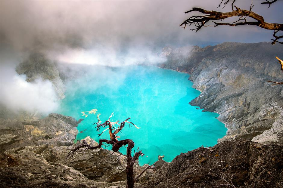 Kawah Ijen, Indonesia Những vùng nước màu ngọc lam như sữa này trông có vẻ hấp dẫn để bơi lội nhưng bạn sẽ không muốn ngâm mình ở đây đâu – miệng núi lửa này, được hình thành trong miệng núi lửa Kawah Ijen, là hồ axit lớn nhất thế giới. Ngọn lửa điện màu xanh bùng lên trong không khí là một nguồn mê hoặc, mặc dù (tất nhiên) có một lời giải thích khoa học. Nồng độ axit sunfuric cao, khiến nước có màu sắc nổi bật, bốc cháy khi chúng tiếp xúc với không khí.