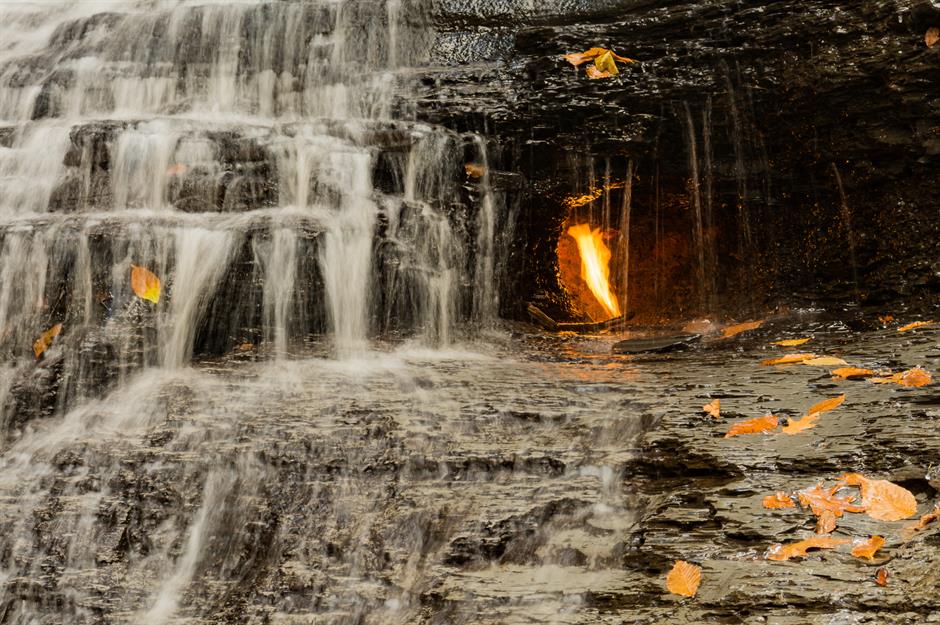 Thác Ngọn lửa vĩnh cửu, New York, Mỹ Không liên quan gì đến bài hát nổi tiếng của The Bangles, nhưng đây là ngọn lửa (gần như) vĩnh cửu. Ánh sáng đỏ cam đầy mê hoặc nhấp nháy đằng sau thác nước so le này, trong Công viên Chestnut Ridge của New York, được giữ cho ngọn lửa bùng cháy nhờ khí metan tự nhiên thấm qua các vết nứt trên đá. Đôi khi nó bị dập tắt do nước bắn nhưng du khách có thể làm nó sống lại bằng một chiếc bật lửa.