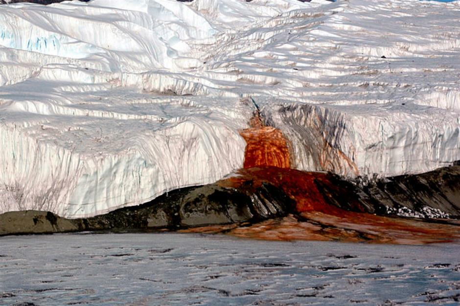 Thác Máu, Nam Cực Lục địa lạnh nhất và có lẽ là bí ẩn nhất thế giới là nơi có thác nước đỏ như máu thấm vào băng. Các nhà địa chất ban đầu nghĩ rằng màu đỏ là do tảo nhưng sự thật thực sự thú vị hơn nhiều. Nó bắt đầu khoảng hai triệu năm trước khi một hồ nước mặn bị mắc kẹt bên trong sông băng Taylor. Hàm lượng sắt cao và độ mặn cao của hồ bị bịt kín, không có không khí đã gây ra màu đỏ rỉ sét cuối cùng rỉ ra từ một vết nứt trên băng.