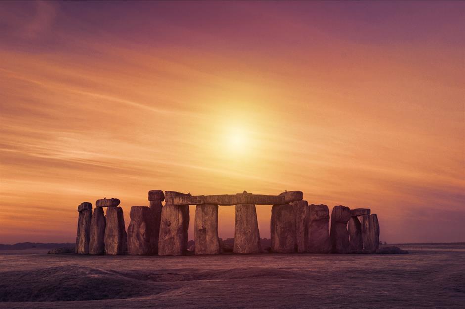Stonehenge, Anh Vòng tròn đá này từ lâu đã trở thành một trong những địa điểm nổi tiếng và bí ẩn nhất của Vương quốc Anh, khiến các nhà sử học và nhà khoa học bối rối về cách những người xây dựng vòng tròn này vận chuyển các tảng đá nguyên khối cách đây 5.000 năm. Vào năm 2019, các sinh viên Đại học Newcastle có thể đã giải được câu đố khi họ phát hiện ra rằng con người (không phải người ngoài hành tinh) có thể đã kéo những tảng đá vào vị trí bằng cách sử dụng xe trượt được bôi trơn bằng mỡ lợn.
