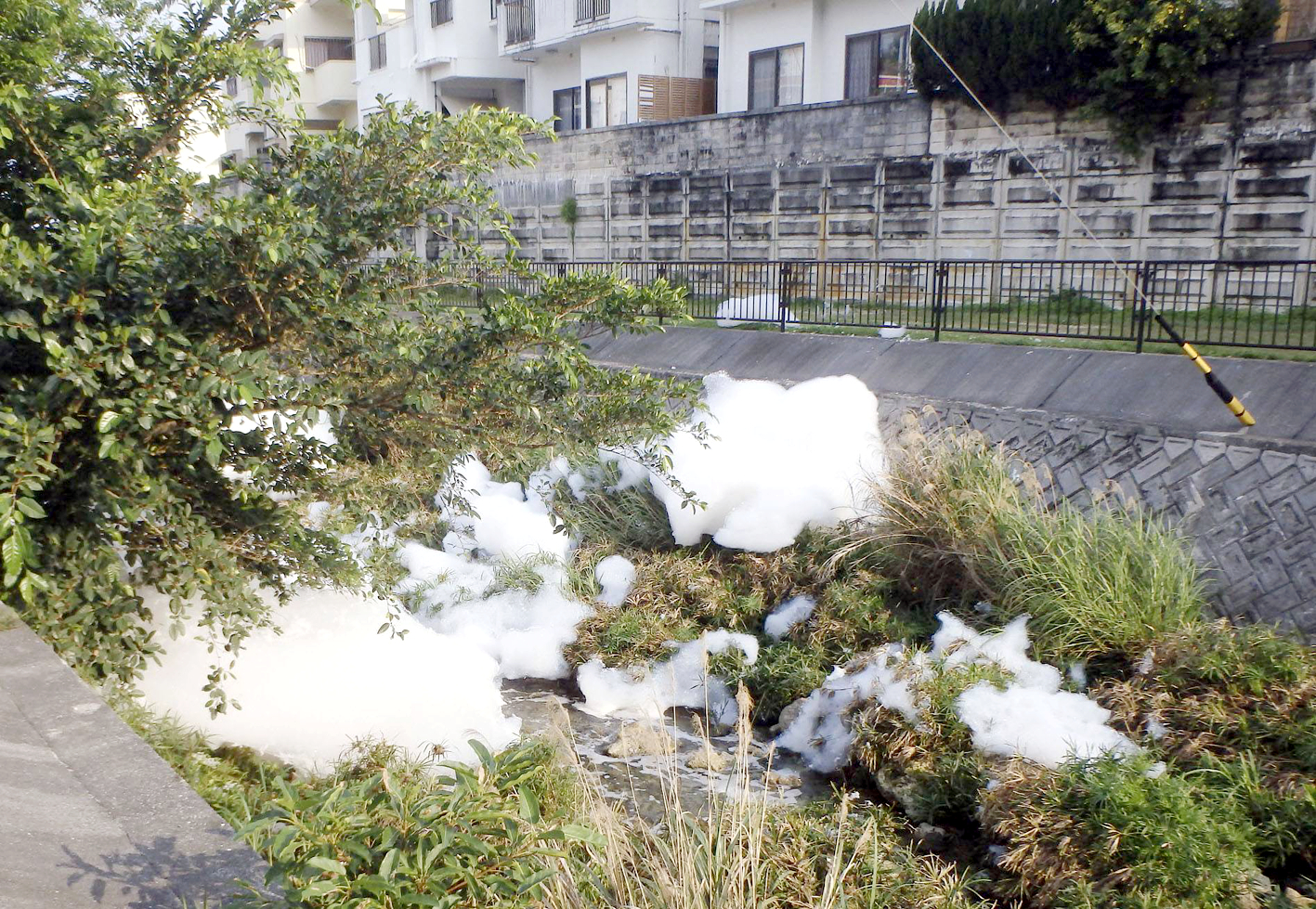 Bọt chữa cháy chứa hóa chất PFOS tràn ra từ một cơ sở của quân đội Mỹ, gây ô nhiễm nguồn nước tại một khu dân cư ở thành phố Ginowan, tỉnh Okinawa vào tháng 4/2020 - ẢNH: KYODO NEWS