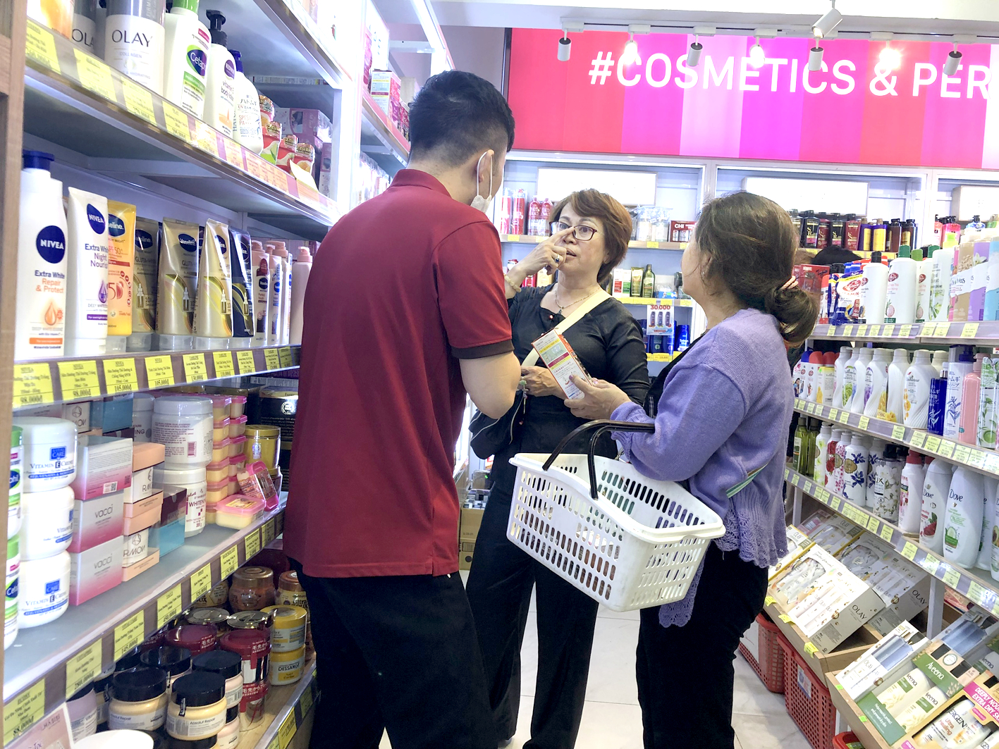 Người tiêu dùng đang mua sản phẩm thực phẩm chức năng tại một cửa hàng bên trong chợ Bàn Cờ - ẢNH: THANH HOA