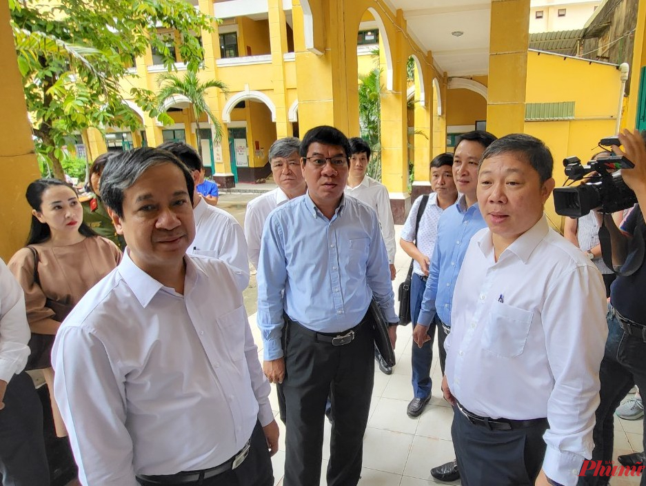 Bộ trưởng Bộ GD-ĐT Nguyễn Kim Sơn kiểm tra điểm thi THPT Trưng Vương (quận 1, TPHCM)