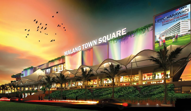 Ngoài tên gọi là Malang City Square, nơi đây còn được biết đến với tên “Alun-Alun Kota Malang”. Malang City Square là một trong những địa điểm ưa thích nhất của khách du lịch trong và ngoài nước khi đến Malang. Đến đây, bạn có thể dễ dàng thư giãn cùng với bạn bè hoặc gia đình trong một không gian rộng rãi. Điểm nổi bật nhất ở Malang City Square đó chính là một đài phun nước. Đài phun nước này được thiết kế vô cùng nổi bật cùng với hàng trăm chú chim bồ câu. Chính bởi vẻ đẹp này mà khi đến với Malang City Square, bạn sẽ cảm tưởng đang ngao du ở vùng đất Châu Âu nào đó. Hãy dành chút thời gian để đến Malang City Square để thư giãn nhé! 