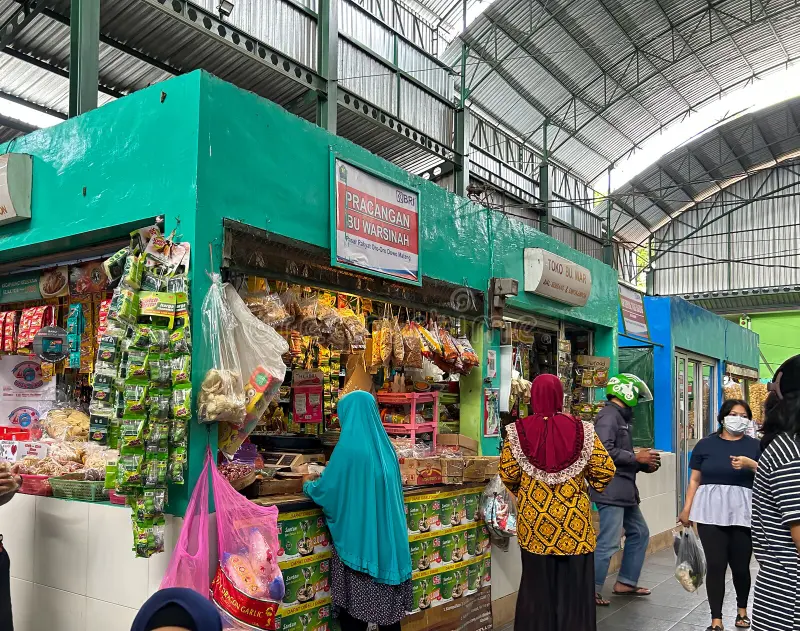 Ghé thăm chợ truyền thống (pasar) hoặc chợ đêm Có một vài chợ truyền thống ở Malang mà bạn có thể ghé thăm. Phổ biến nhất là Oro-oro Dowo và Pasar Besar (chợ lớn). Ở đây bạn có thể đến trong ngày và mua sắm cùng với người dân địa phương để có những sản phẩm tươi ngon nhất. Nếu bạn là người thích về đêm, ở Malang cũng có chợ đêm ở Jalan Kyai Tamin. Chợ này cung cấp nhiều loại quà lưu niệm và nhà cung cấp thực phẩm địa phương, mặc dù vậy đừng mong đợi quá nhiều về chất lượng thực phẩm ở đây.