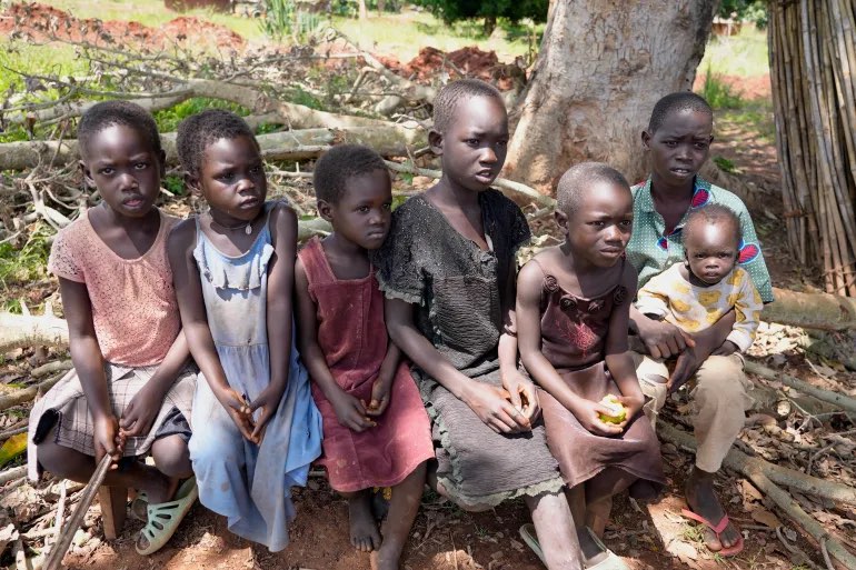 Trẻ em lắng nghe bài học về sự nguy hiểm của bom mìn chưa nổ ở Moli, bang Đông Xích đạo, Nam Sudan vào ngày 12 tháng 5 năm 2023 [Sam Mednick/AP Photo