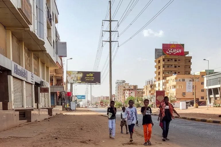 Trẻ em đi dọc một con phố ở Khartoum vào ngày 4 tháng 6 năm 2023 [AFP]