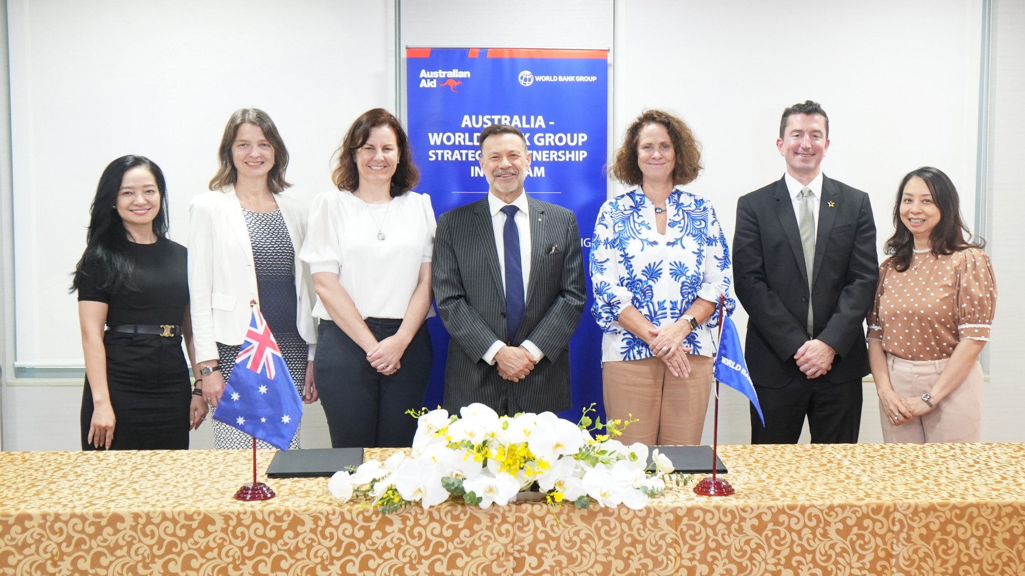 Đại diện WB và Đại sứ quán Australia tại Việt Nam trong lễ ký kết. Ảnh: ĐSQU