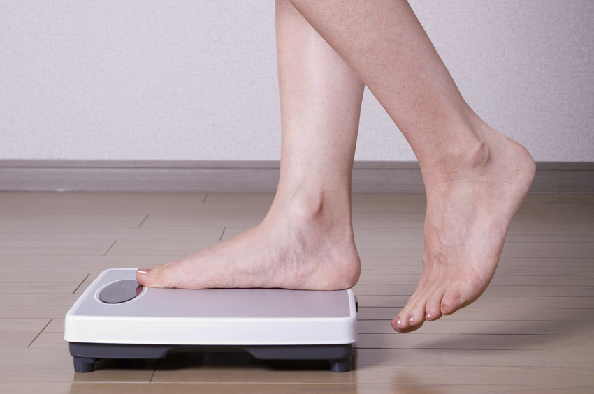 Nếu bạn thừa cân, nó có thể góp phần gây ra vấn đề đổ mồ hôi quá nhiều. Mức chất béo trong cơ thể cao có thể giữ nhiều nhiệt hơn để tăng nhiệt độ cơ thể của bạn. Nó cũng đòi hỏi nhiều nỗ lực hơn để di chuyển với trọng lượng cơ thể cao hơn. Giảm trọng lượng của bạn xuống phạm vi lành mạnh có thể giảm bớt căng thẳng cho cơ thể bạn và ngăn ngừa các vấn đề khác liên quan đến cân nặng.