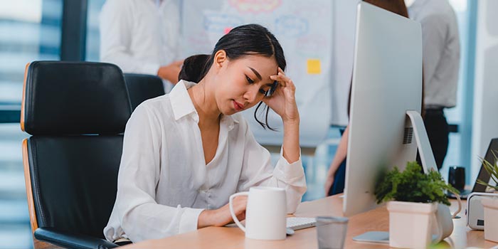 Stress: Khi bộ não của bạn nhận thấy một mối đe dọa, nó sẽ kích hoạt phản ứng chiến đấu hoặc bỏ chạy của bạn. Cơ thể bạn chuyển sang chế độ cảnh giác cao độ và giải phóng cortisol và adrenaline. Để giúp cơ thể hạ nhiệt, bạn đổ mồ hôi. Vì vậy, nếu bạn quá căng thẳng trước một bài thuyết trình lớn hoặc thời hạn sắp tới, hãy rời khỏi bàn làm việc một chút và thực hiện một số bài tập thở – nó sẽ giúp bạn hạ nhiệt.