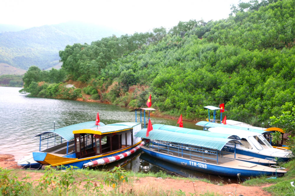Thuyền chở khách được Hợp tác xã Nông nghiệp Thủy An đầu tư tiền tỉ để đưa đón khách vượt hồ Thủy Yên vào khu du lịch sinh thái Suối Tiên nằm im nhiều tháng nay