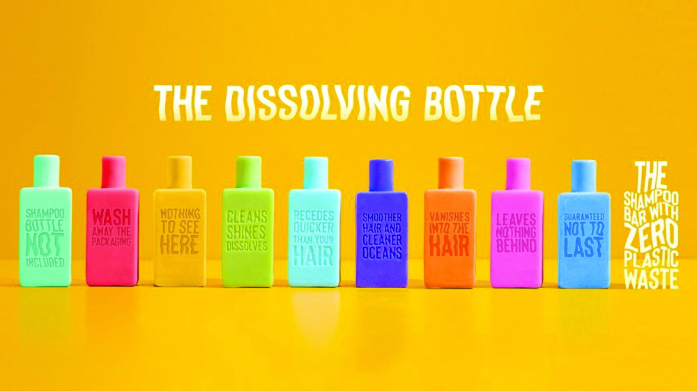 Mỗi thanh Dissolving Bottle nặng 130g - tương đương 90ml dầu gội dạng lỏng, làm từ 100% nguyên liệu hữu cơ thân thiện môi trường - ẢNH: BBDO GUERRERO