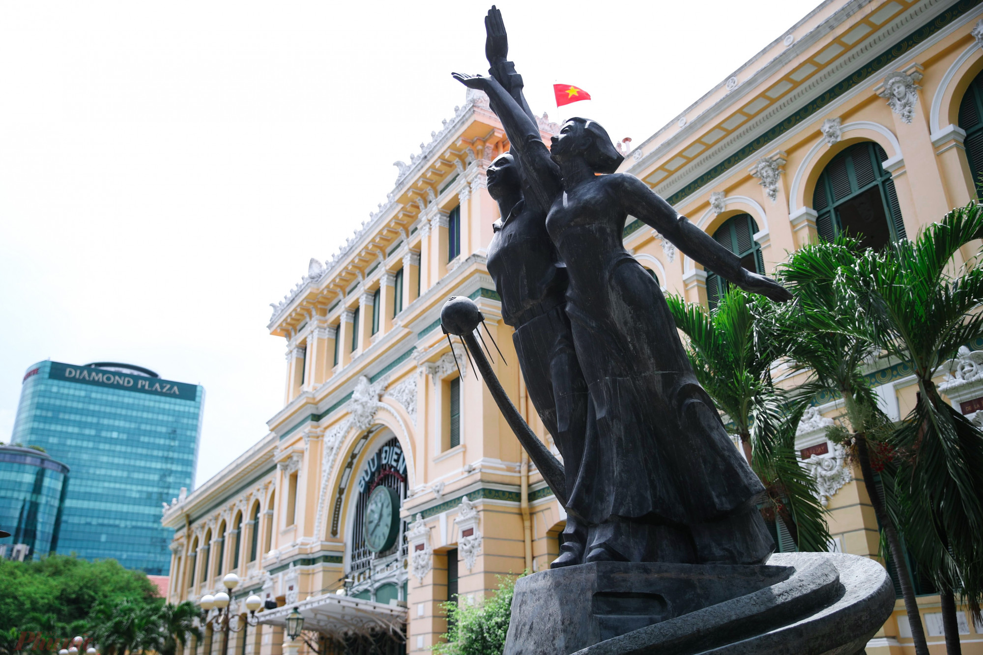 Phía trước tòa nhà là tượng đài chiến sĩ giao bưu - thông in trong kháng chiến và thời kỳ phát triển hiện đại