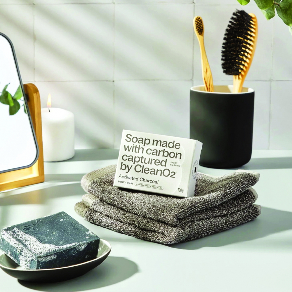 CleanO2 hiện bày bán nhiều loại sản phẩm chăm sóc cơ thể: xà phòng tắm, xà phòng rửa tay, dầu gội và dầu xả tóc dạng rắn - ẢNH: CLEANO2