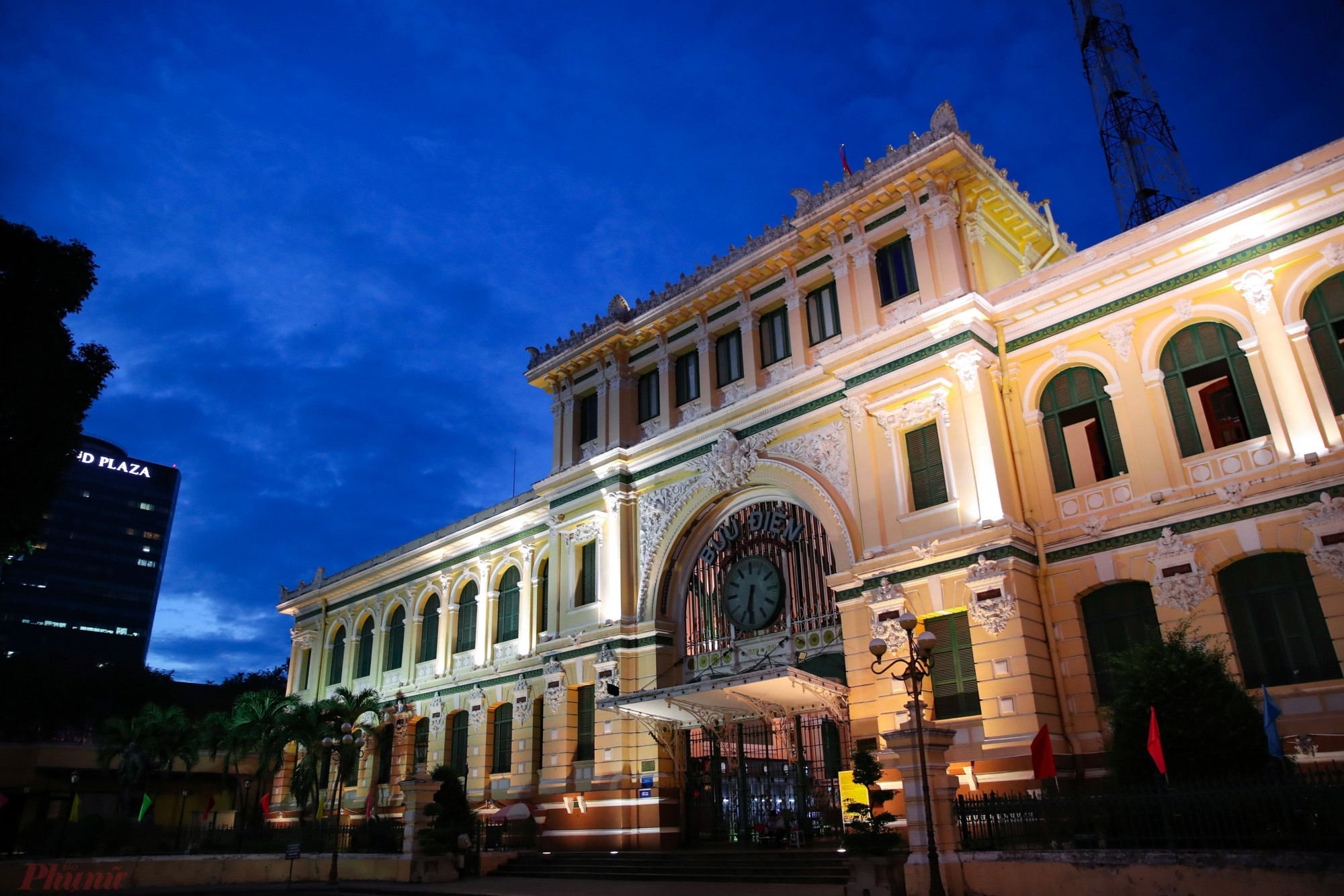 Bưu điện thành phố Hồ Chí Minh là nơi ghi lại dấu ấn của nền văn hóa Việt - Pháp, đồng thời chứng kiến biết bao thăng trầm lịch sử.